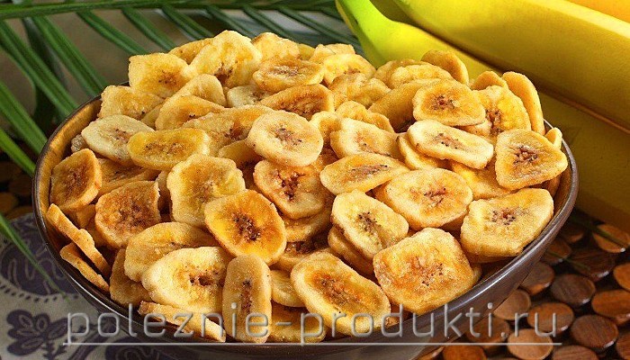 Банановые чипсы в миске